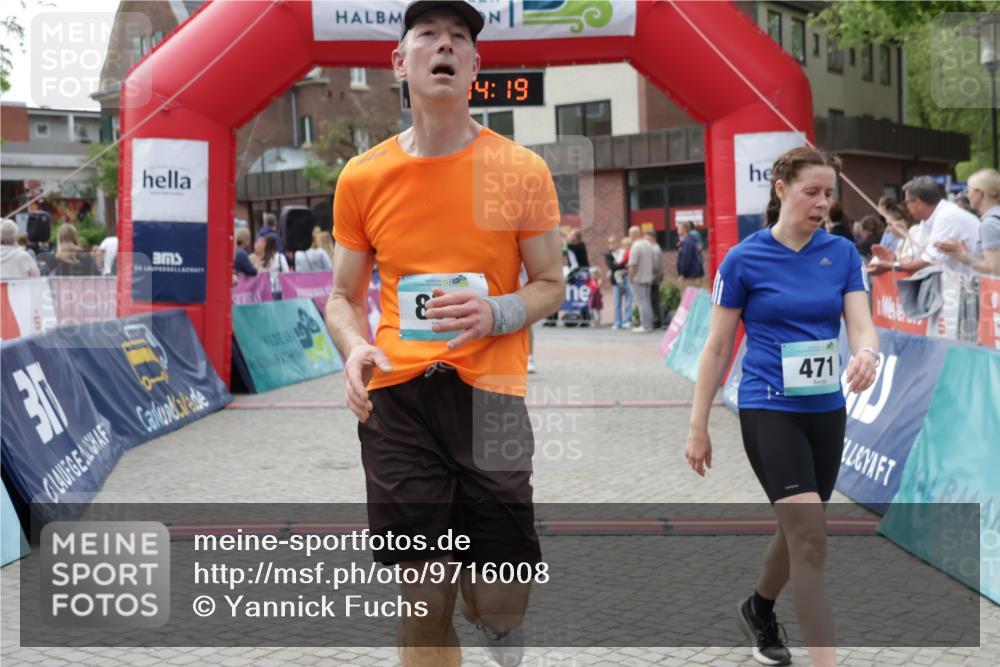 10.05.2026 - 8. Wedeler Halbmarathon Yannick Fuchs http://msf.ph/oto/9716008 10.05.2026 11:34:17 Ziel 471, 645, 651, 876, 913, 2003, 2029 meine-sportfotos.de