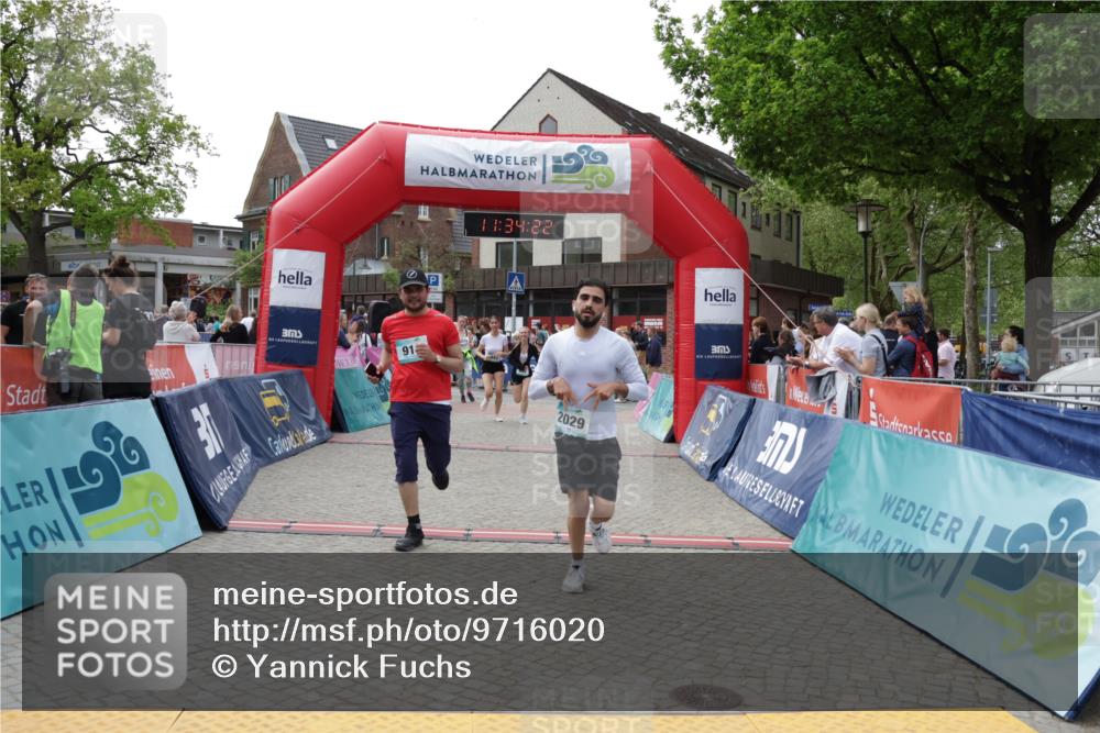 10.05.2026 - 8. Wedeler Halbmarathon Yannick Fuchs http://msf.ph/oto/9716020 10.05.2026 11:34:20 Ziel 179, 471, 645, 651, 876, 913, 2003, 2029, 2070 meine-sportfotos.de