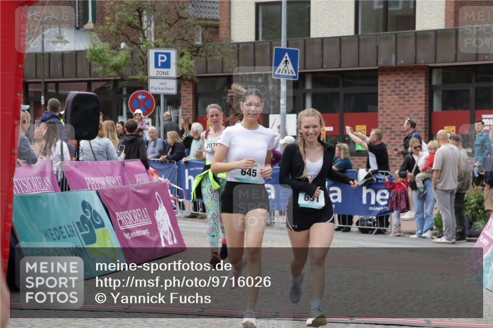10.05.2026 - 8. Wedeler Halbmarathon Yannick Fuchs http://msf.ph/oto/9716026 10.05.2026 11:34:21 Ziel 179, 645, 651, 913, 2029, 2070 meine-sportfotos.de