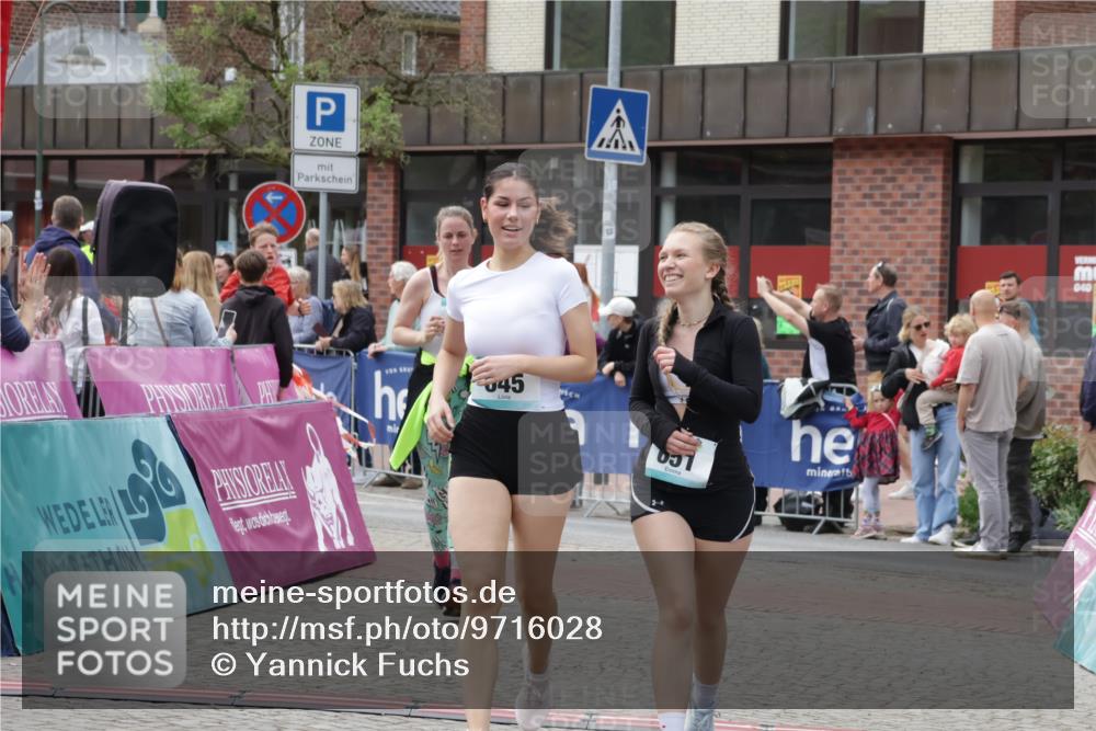 10.05.2026 - 8. Wedeler Halbmarathon Yannick Fuchs http://msf.ph/oto/9716028 10.05.2026 11:34:22 Ziel 179, 645, 651, 913, 2029, 2070 meine-sportfotos.de