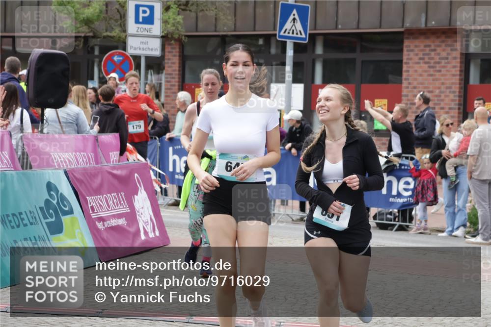10.05.2026 - 8. Wedeler Halbmarathon Yannick Fuchs http://msf.ph/oto/9716029 10.05.2026 11:34:22 Ziel 179, 645, 651, 913, 2029, 2070 meine-sportfotos.de