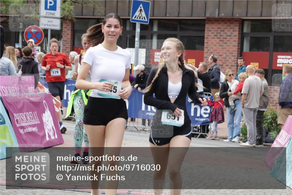 10.05.2026 - 8. Wedeler Halbmarathon Yannick Fuchs http://msf.ph/oto/9716030 10.05.2026 11:34:22 Ziel 179, 645, 651, 913, 2029, 2070 meine-sportfotos.de