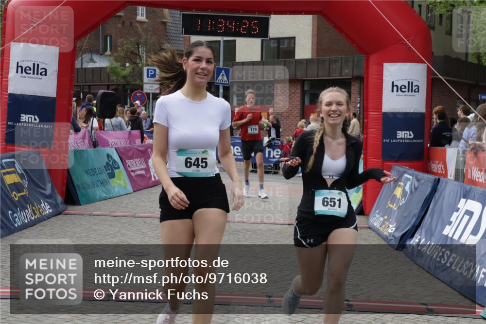 10.05.2026 - 8. Wedeler Halbmarathon Yannick Fuchs http://msf.ph/oto/9716038 10.05.2026 11:34:24 Ziel 179, 645, 651, 807, 913, 2029, 2070, 2162 meine-sportfotos.de