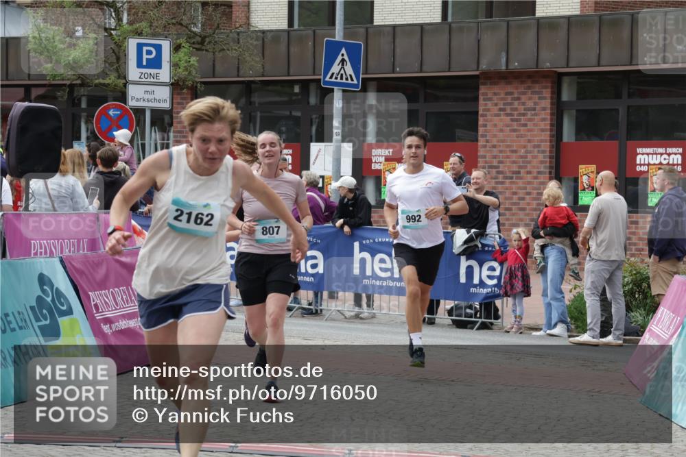 10.05.2026 - 8. Wedeler Halbmarathon Yannick Fuchs http://msf.ph/oto/9716050 10.05.2026 11:34:27 Ziel 179, 645, 651, 807, 992, 993, 2070, 2162 meine-sportfotos.de