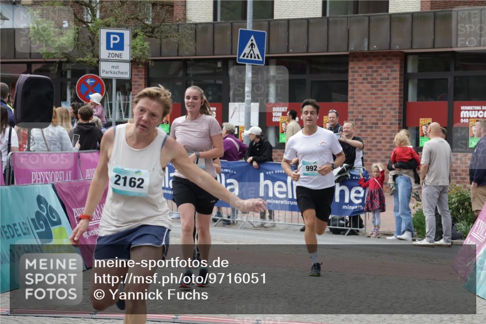 10.05.2026 - 8. Wedeler Halbmarathon Yannick Fuchs http://msf.ph/oto/9716051 10.05.2026 11:34:27 Ziel 179, 645, 651, 807, 992, 993, 2070, 2162 meine-sportfotos.de