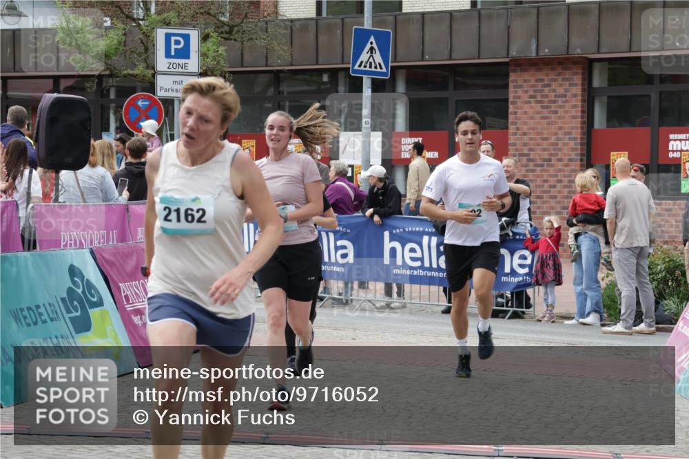 10.05.2026 - 8. Wedeler Halbmarathon Yannick Fuchs http://msf.ph/oto/9716052 10.05.2026 11:34:28 Ziel 179, 807, 992, 993, 2070, 2162 meine-sportfotos.de