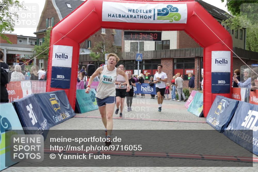 10.05.2026 - 8. Wedeler Halbmarathon Yannick Fuchs http://msf.ph/oto/9716055 10.05.2026 11:34:28 Ziel 179, 807, 992, 993, 2070, 2162 meine-sportfotos.de