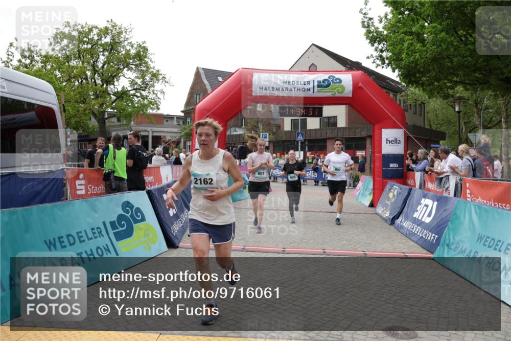 10.05.2026 - 8. Wedeler Halbmarathon Yannick Fuchs http://msf.ph/oto/9716061 10.05.2026 11:34:29 Ziel 179, 807, 992, 993, 2070, 2162 meine-sportfotos.de