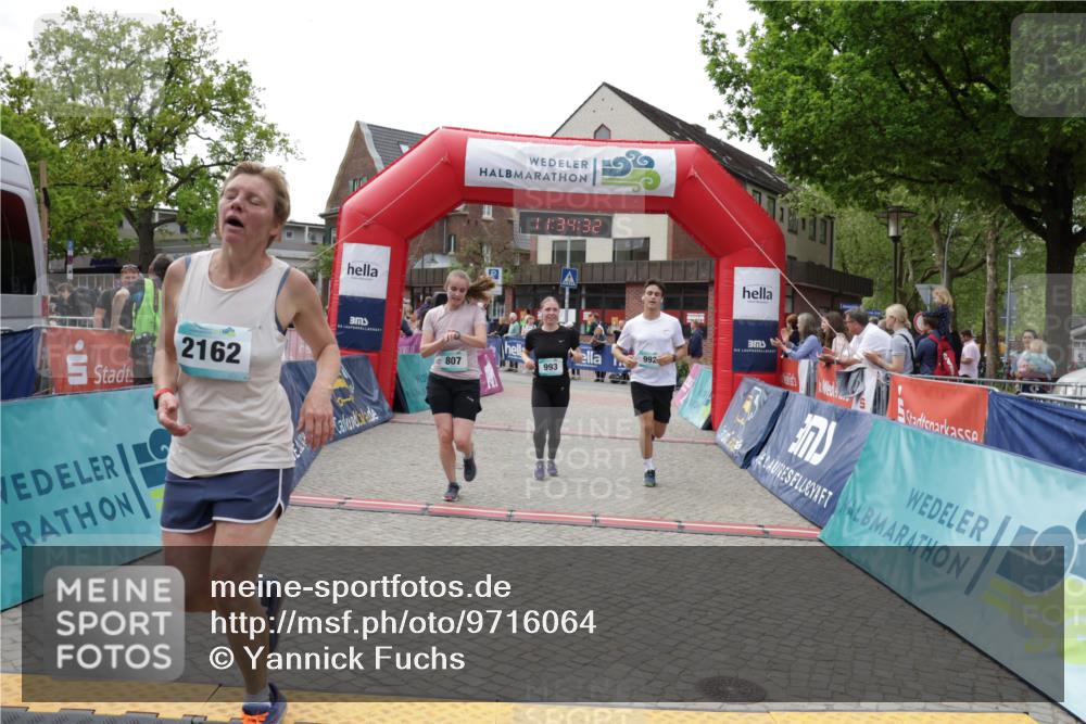 10.05.2026 - 8. Wedeler Halbmarathon Yannick Fuchs http://msf.ph/oto/9716064 10.05.2026 11:34:30 Ziel 179, 807, 992, 993, 2162 meine-sportfotos.de