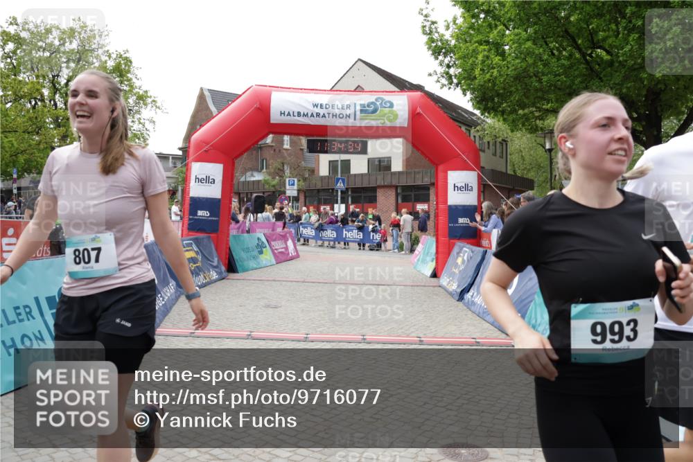 10.05.2026 - 8. Wedeler Halbmarathon Yannick Fuchs http://msf.ph/oto/9716077 10.05.2026 11:34:32 Ziel 534, 807, 992, 993, 2162 meine-sportfotos.de