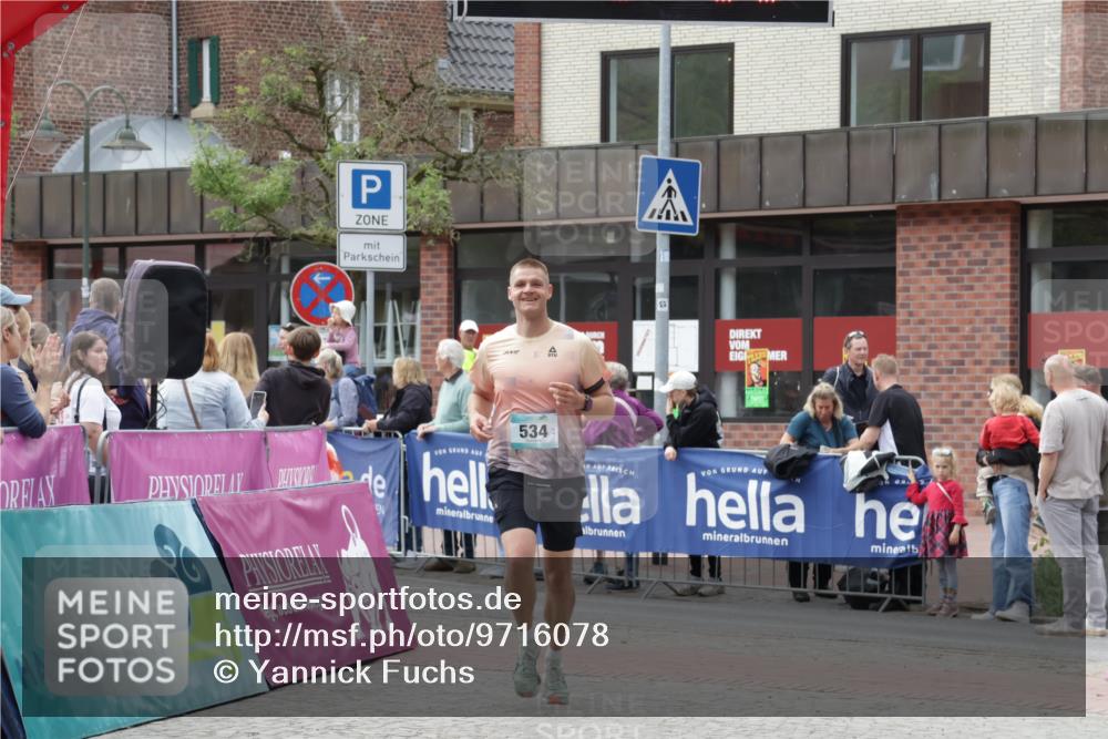 10.05.2026 - 8. Wedeler Halbmarathon Yannick Fuchs http://msf.ph/oto/9716078 10.05.2026 11:34:34 Ziel 534, 807, 992, 993 meine-sportfotos.de
