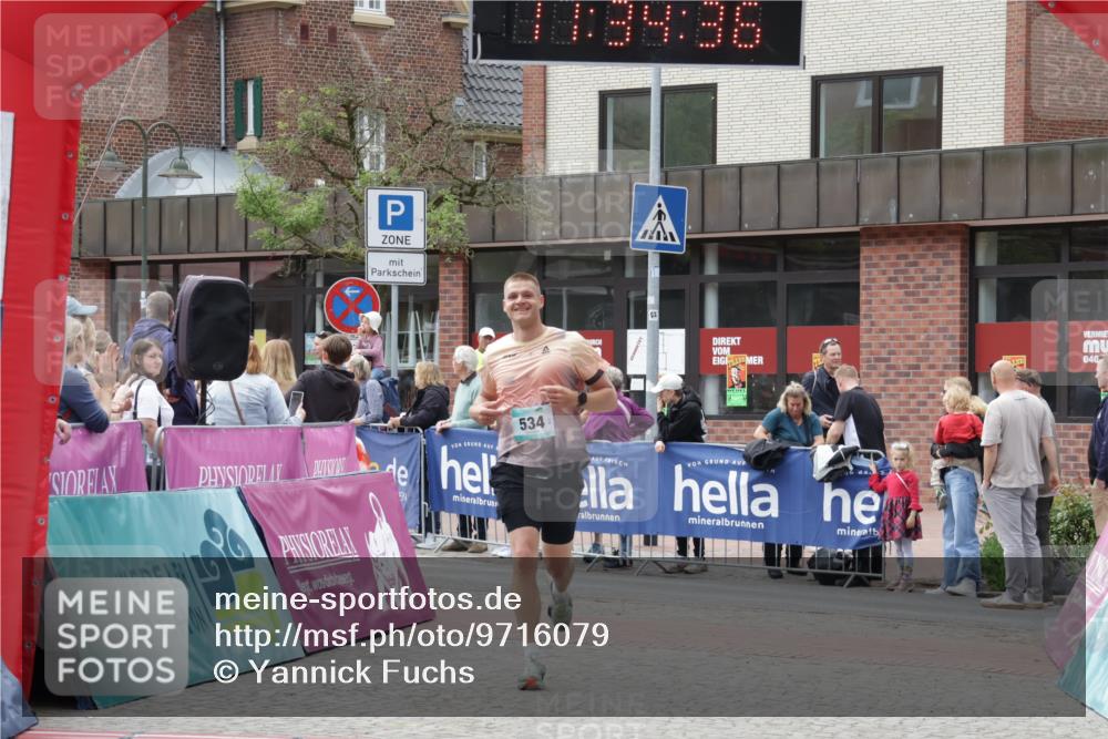 10.05.2026 - 8. Wedeler Halbmarathon Yannick Fuchs http://msf.ph/oto/9716079 10.05.2026 11:34:34 Ziel 534, 807, 992, 993 meine-sportfotos.de