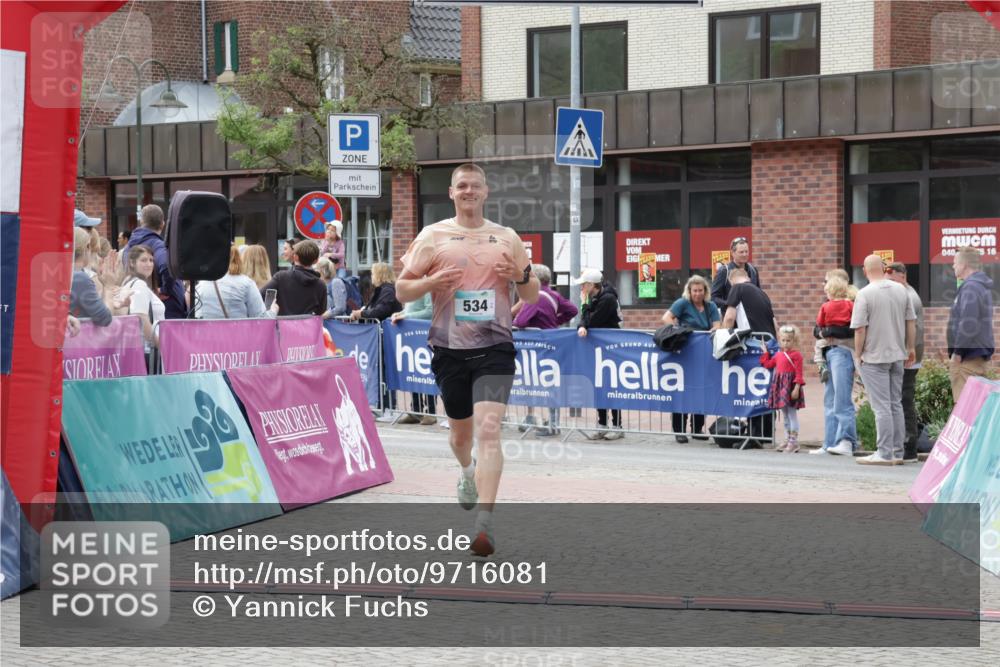 10.05.2026 - 8. Wedeler Halbmarathon Yannick Fuchs http://msf.ph/oto/9716081 10.05.2026 11:34:35 Ziel 534, 992, 993 meine-sportfotos.de