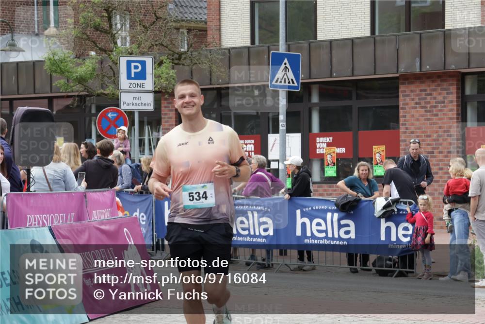 10.05.2026 - 8. Wedeler Halbmarathon Yannick Fuchs http://msf.ph/oto/9716084 10.05.2026 11:34:35 Ziel 534, 992, 993 meine-sportfotos.de