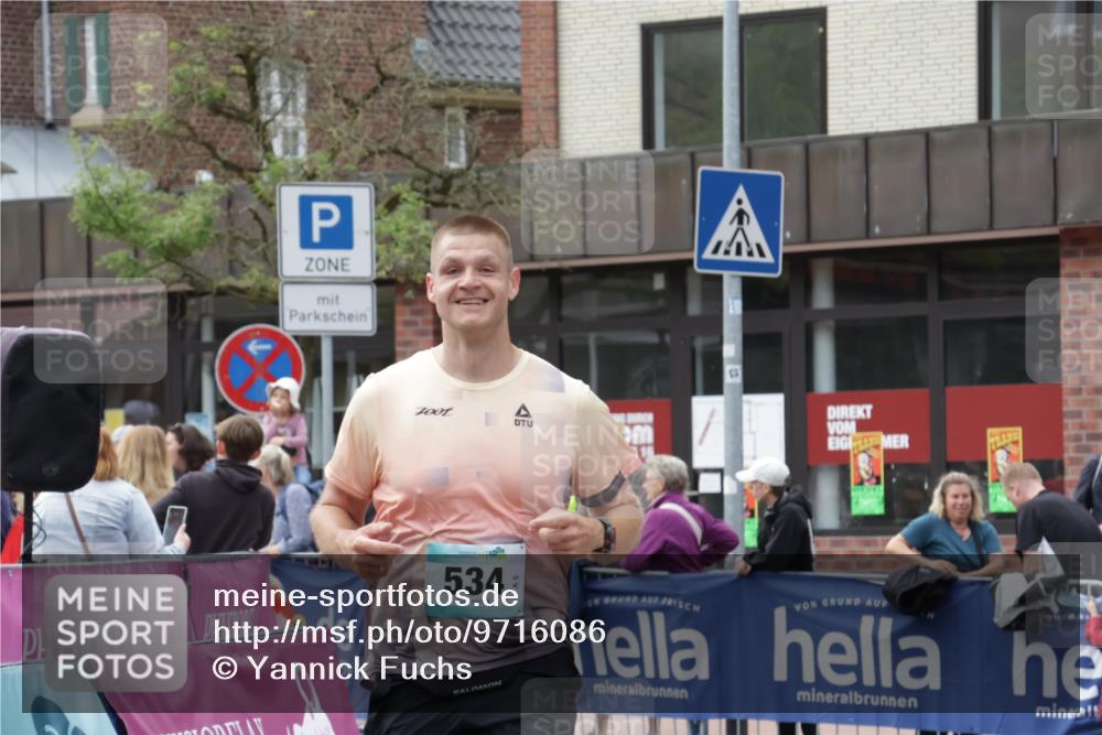 10.05.2026 - 8. Wedeler Halbmarathon Yannick Fuchs http://msf.ph/oto/9716086 10.05.2026 11:34:36 Ziel 534 meine-sportfotos.de