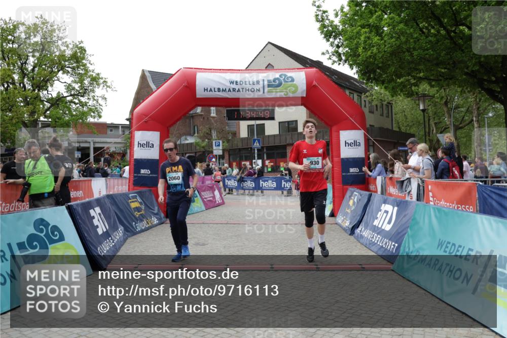 10.05.2026 - 8. Wedeler Halbmarathon Yannick Fuchs http://msf.ph/oto/9716113 10.05.2026 11:34:48 Ziel 930, 2060, 2065, 2098 meine-sportfotos.de