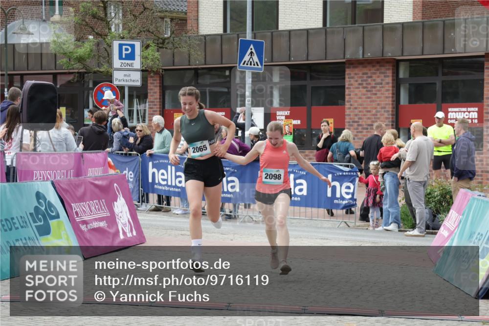 10.05.2026 - 8. Wedeler Halbmarathon Yannick Fuchs http://msf.ph/oto/9716119 10.05.2026 11:34:50 Ziel 930, 2060, 2065, 2098 meine-sportfotos.de