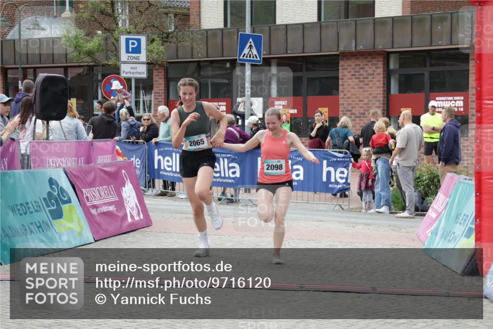 10.05.2026 - 8. Wedeler Halbmarathon Yannick Fuchs http://msf.ph/oto/9716120 10.05.2026 11:34:50 Ziel 930, 2060, 2065, 2098 meine-sportfotos.de