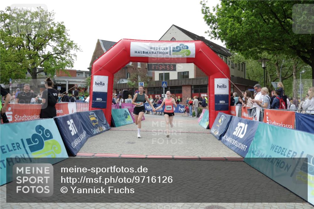 10.05.2026 - 8. Wedeler Halbmarathon Yannick Fuchs http://msf.ph/oto/9716126 10.05.2026 11:34:51 Ziel 930, 2060, 2065, 2098 meine-sportfotos.de