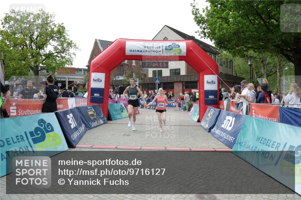 10.05.2026 - 8. Wedeler Halbmarathon Yannick Fuchs http://msf.ph/oto/9716127 10.05.2026 11:34:51 Ziel 930, 2060, 2065, 2098 meine-sportfotos.de