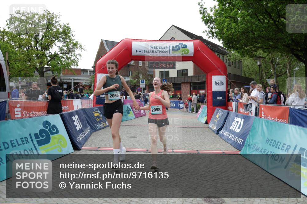 10.05.2026 - 8. Wedeler Halbmarathon Yannick Fuchs http://msf.ph/oto/9716135 10.05.2026 11:34:53 Ziel 701, 709, 2065, 2098 meine-sportfotos.de