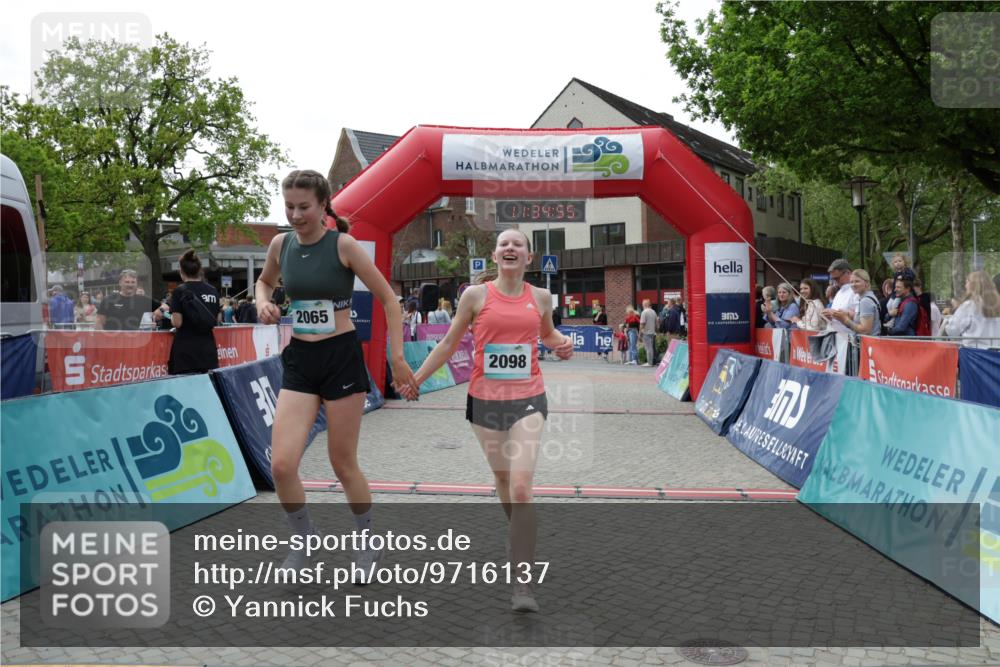10.05.2026 - 8. Wedeler Halbmarathon Yannick Fuchs http://msf.ph/oto/9716137 10.05.2026 11:34:53 Ziel 701, 709, 2065, 2098 meine-sportfotos.de