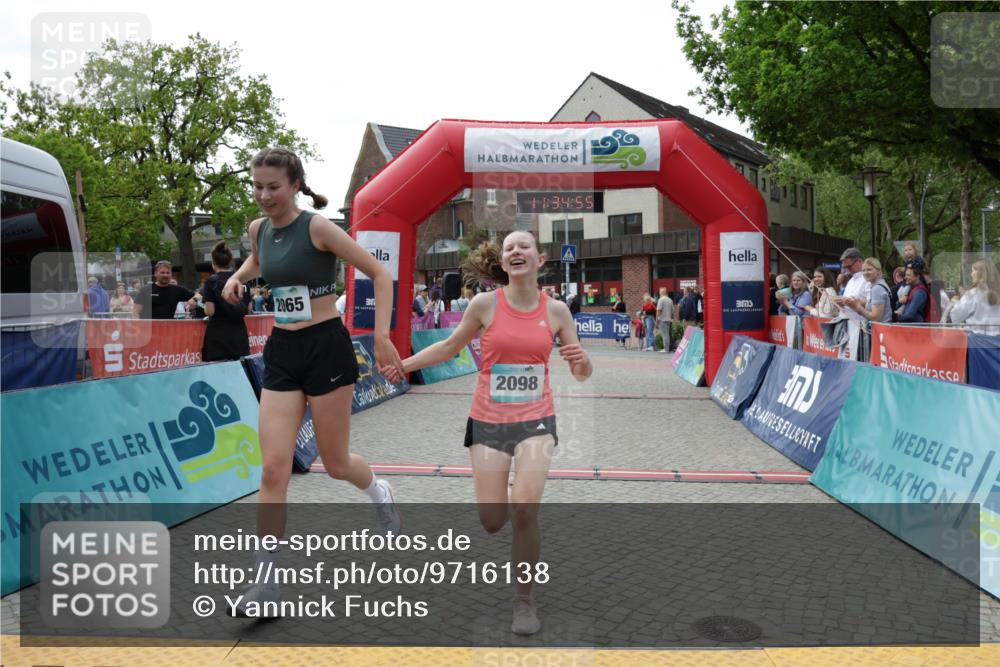 10.05.2026 - 8. Wedeler Halbmarathon Yannick Fuchs http://msf.ph/oto/9716138 10.05.2026 11:34:53 Ziel 701, 709, 2065, 2098 meine-sportfotos.de