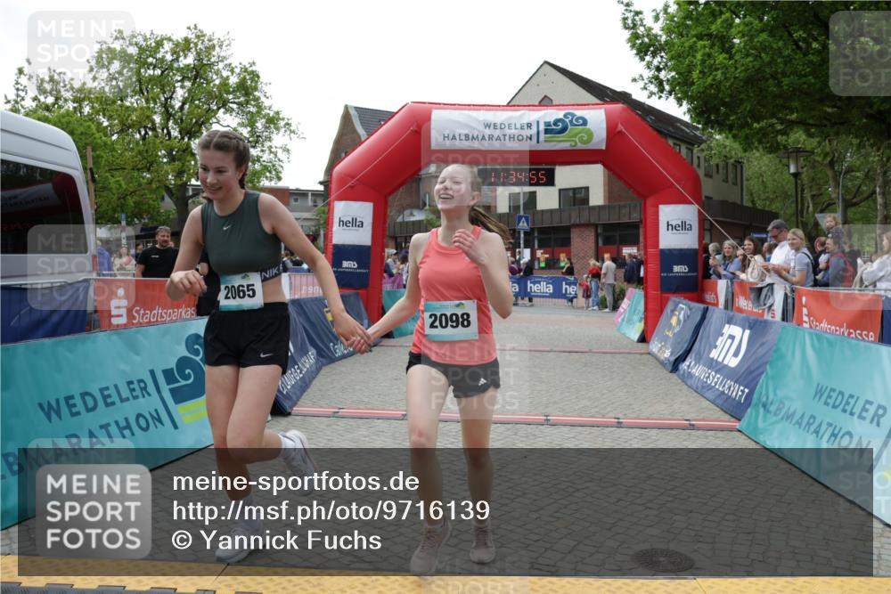 10.05.2026 - 8. Wedeler Halbmarathon Yannick Fuchs http://msf.ph/oto/9716139 10.05.2026 11:34:53 Ziel 701, 709, 2065, 2098 meine-sportfotos.de