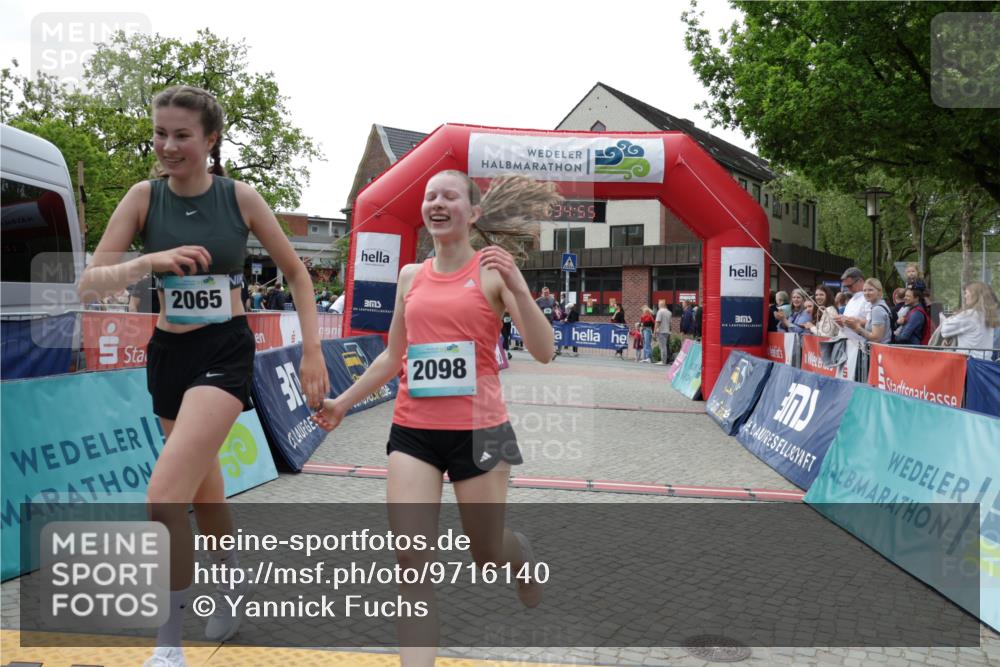 10.05.2026 - 8. Wedeler Halbmarathon Yannick Fuchs http://msf.ph/oto/9716140 10.05.2026 11:34:54 Ziel 701, 709, 2065, 2098 meine-sportfotos.de