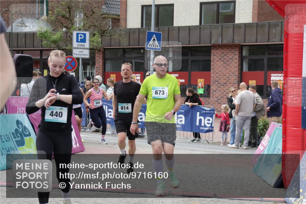 10.05.2026 - 8. Wedeler Halbmarathon Yannick Fuchs http://msf.ph/oto/9716160 10.05.2026 11:35:01 Ziel 414, 440, 673, 701, 709, 814, 846, 847 meine-sportfotos.de