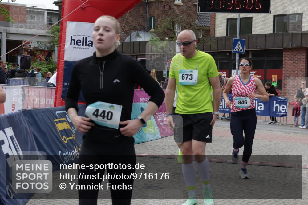 10.05.2026 - 8. Wedeler Halbmarathon Yannick Fuchs http://msf.ph/oto/9716176 10.05.2026 11:35:04 Ziel 414, 440, 673, 814, 846, 847 meine-sportfotos.de