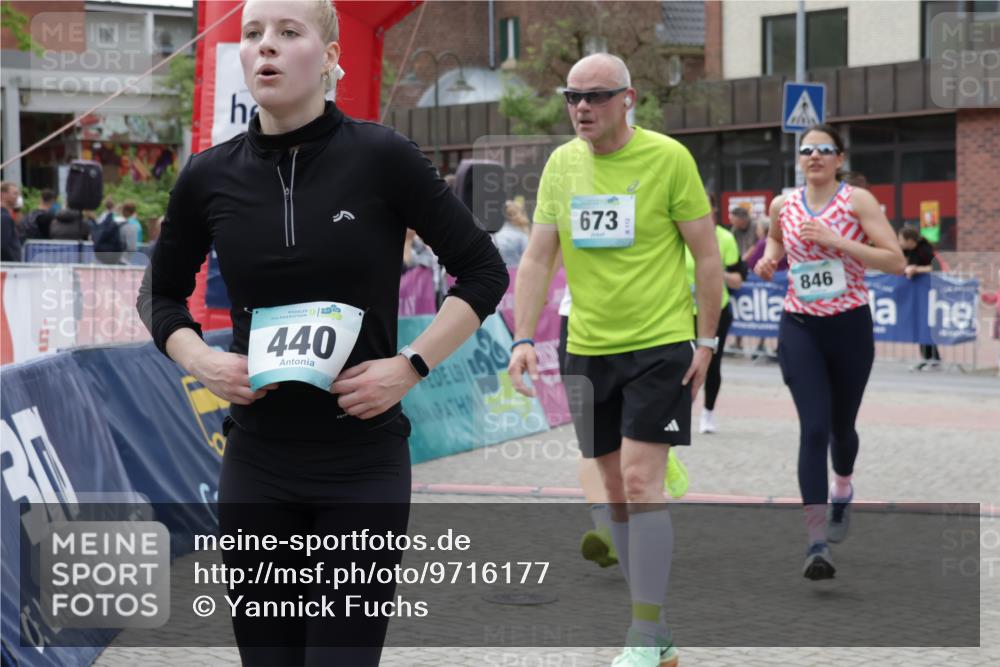 10.05.2026 - 8. Wedeler Halbmarathon Yannick Fuchs http://msf.ph/oto/9716177 10.05.2026 11:35:04 Ziel 414, 440, 673, 814, 846, 847 meine-sportfotos.de
