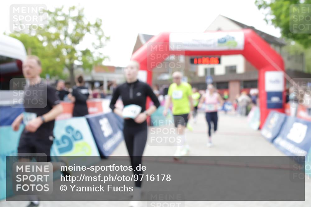 10.05.2026 - 8. Wedeler Halbmarathon Yannick Fuchs http://msf.ph/oto/9716178 10.05.2026 11:35:04 Ziel 414, 440, 673, 814, 846, 847 meine-sportfotos.de