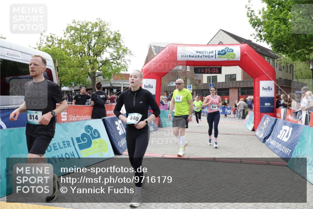 10.05.2026 - 8. Wedeler Halbmarathon Yannick Fuchs http://msf.ph/oto/9716179 10.05.2026 11:35:04 Ziel 414, 440, 673, 814, 846, 847 meine-sportfotos.de