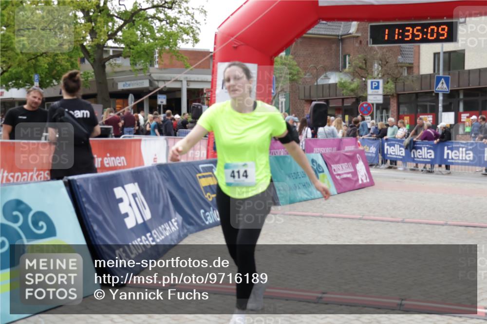 10.05.2026 - 8. Wedeler Halbmarathon Yannick Fuchs http://msf.ph/oto/9716189 10.05.2026 11:35:08 Ziel 414, 846, 847, 949, 2075 meine-sportfotos.de