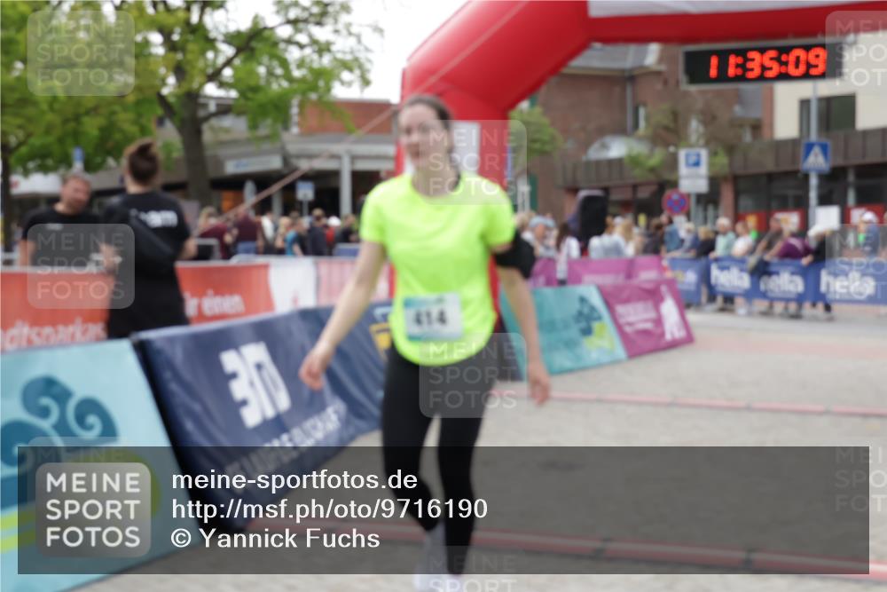 10.05.2026 - 8. Wedeler Halbmarathon Yannick Fuchs http://msf.ph/oto/9716190 10.05.2026 11:35:08 Ziel 414, 846, 847, 949, 2075 meine-sportfotos.de