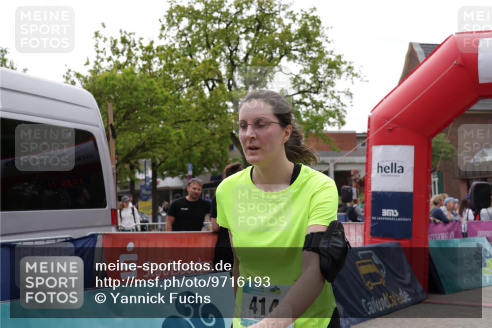 10.05.2026 - 8. Wedeler Halbmarathon Yannick Fuchs http://msf.ph/oto/9716193 10.05.2026 11:35:09 Ziel 414, 846, 847, 949, 2075 meine-sportfotos.de