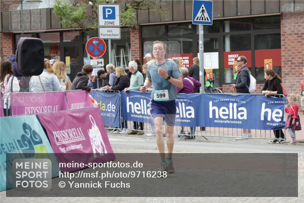 10.05.2026 - 8. Wedeler Halbmarathon Yannick Fuchs http://msf.ph/oto/9716238 10.05.2026 11:35:23 Ziel 334, 599 meine-sportfotos.de