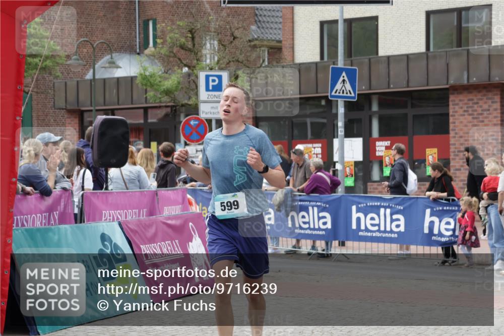 10.05.2026 - 8. Wedeler Halbmarathon Yannick Fuchs http://msf.ph/oto/9716239 10.05.2026 11:35:25 Ziel 334, 599, 971 meine-sportfotos.de