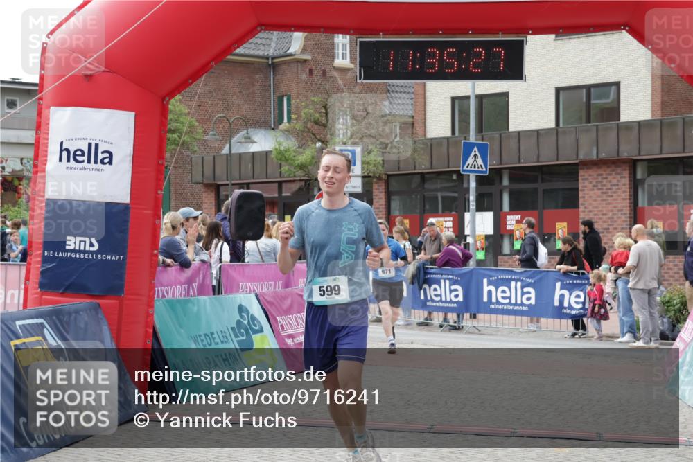10.05.2026 - 8. Wedeler Halbmarathon Yannick Fuchs http://msf.ph/oto/9716241 10.05.2026 11:35:25 Ziel 334, 599, 971 meine-sportfotos.de