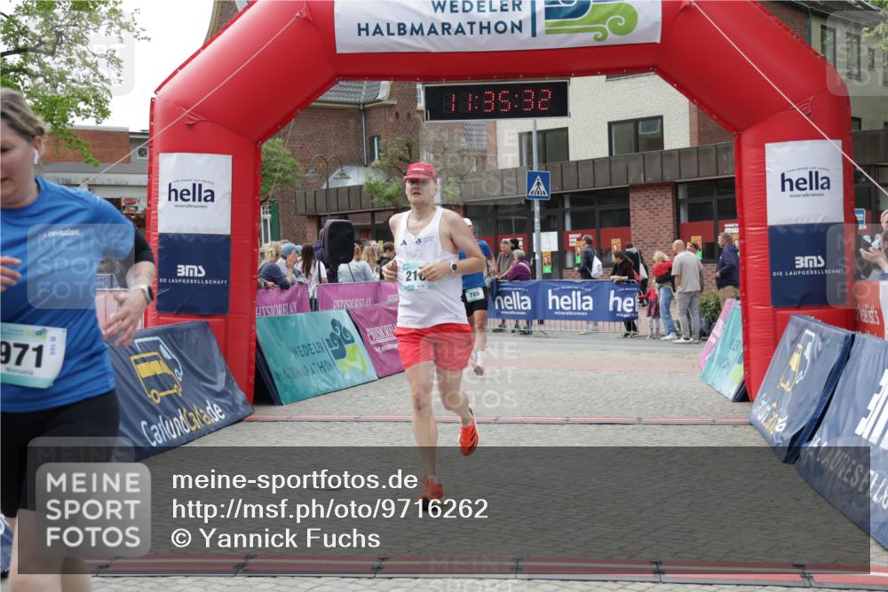 10.05.2026 - 8. Wedeler Halbmarathon Yannick Fuchs http://msf.ph/oto/9716262 10.05.2026 11:35:31 Ziel 705, 706, 785, 971, 2160 meine-sportfotos.de