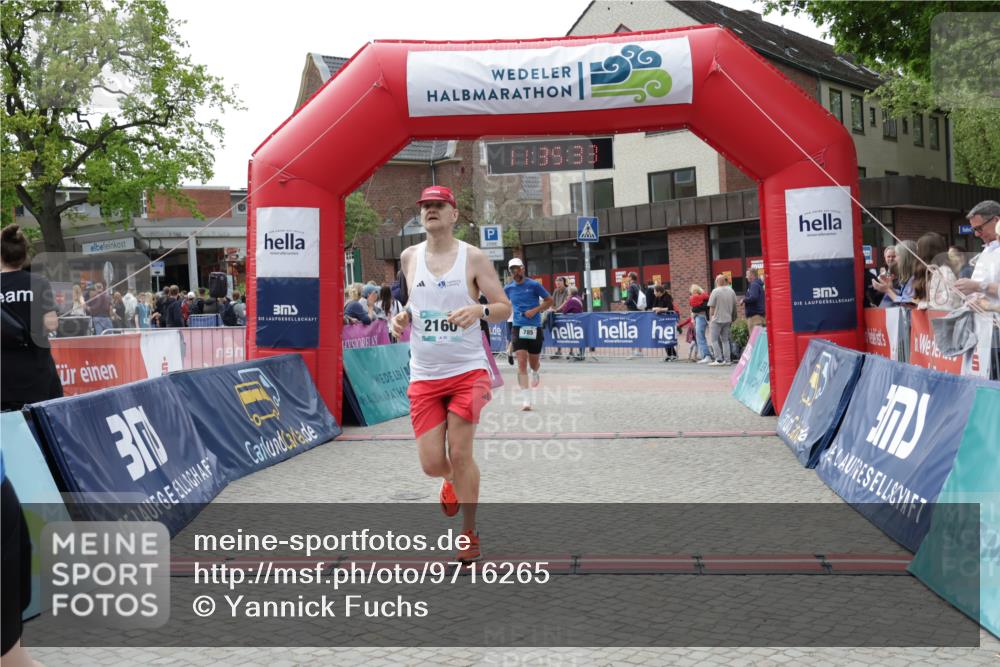 10.05.2026 - 8. Wedeler Halbmarathon Yannick Fuchs http://msf.ph/oto/9716265 10.05.2026 11:35:31 Ziel 705, 706, 785, 971, 2160 meine-sportfotos.de