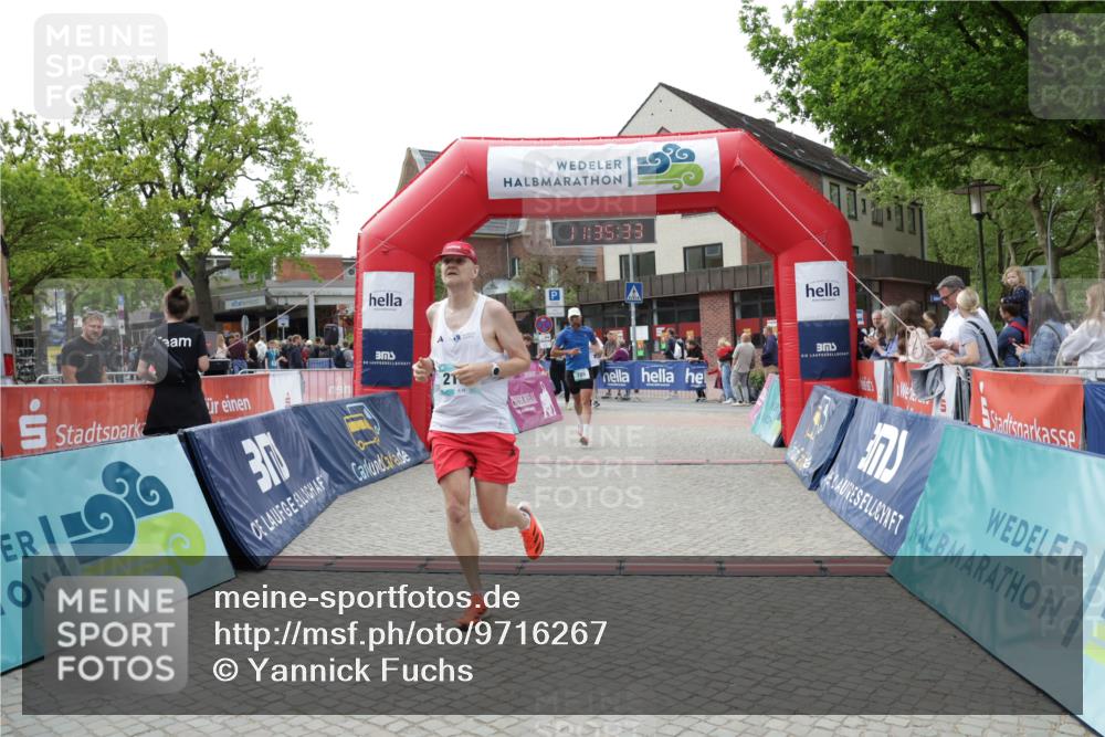 10.05.2026 - 8. Wedeler Halbmarathon Yannick Fuchs http://msf.ph/oto/9716267 10.05.2026 11:35:31 Ziel 705, 706, 785, 971, 2160 meine-sportfotos.de