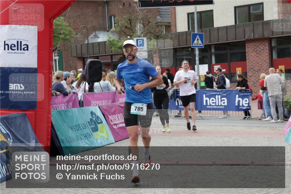 10.05.2026 - 8. Wedeler Halbmarathon Yannick Fuchs http://msf.ph/oto/9716270 10.05.2026 11:35:33 Ziel 705, 706, 785, 971, 2160 meine-sportfotos.de
