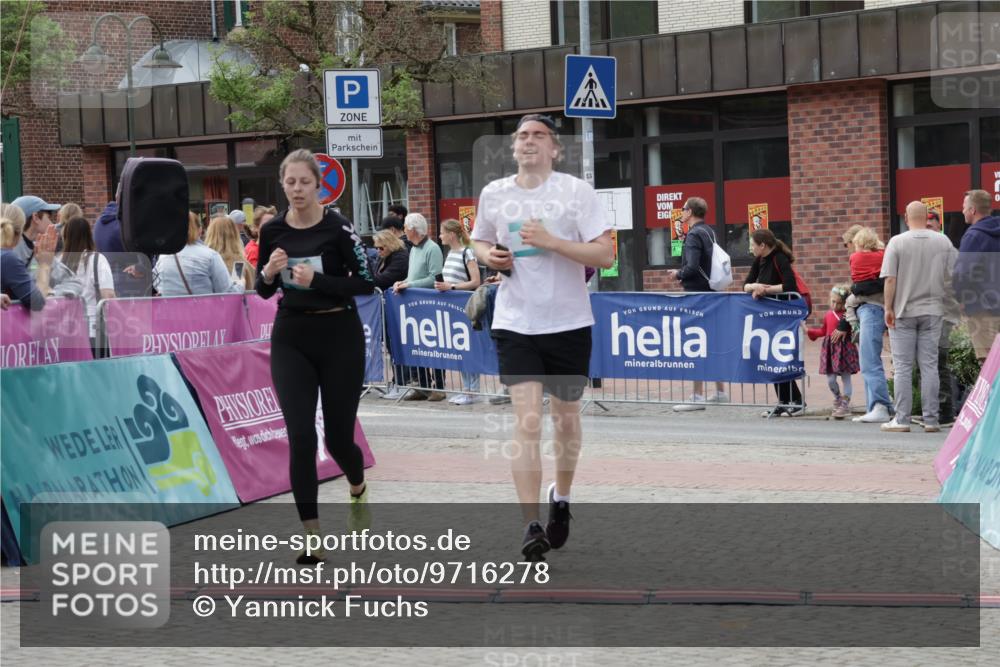 10.05.2026 - 8. Wedeler Halbmarathon Yannick Fuchs http://msf.ph/oto/9716278 10.05.2026 11:35:34 Ziel 705, 706, 727, 785, 971, 2160 meine-sportfotos.de