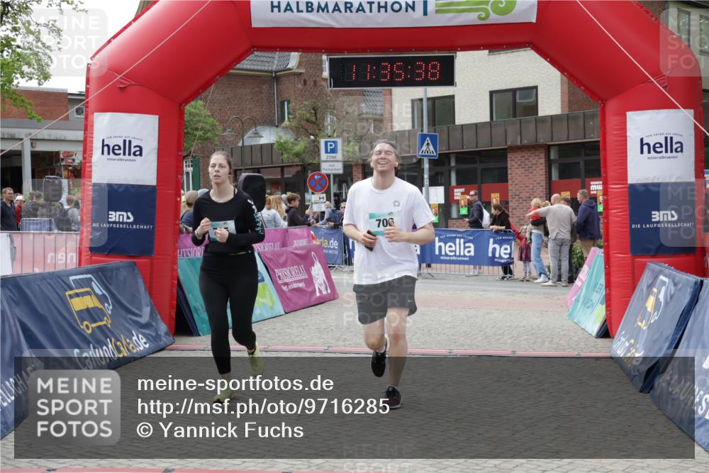 10.05.2026 - 8. Wedeler Halbmarathon Yannick Fuchs http://msf.ph/oto/9716285 10.05.2026 11:35:36 Ziel 705, 706, 727, 785, 2160 meine-sportfotos.de