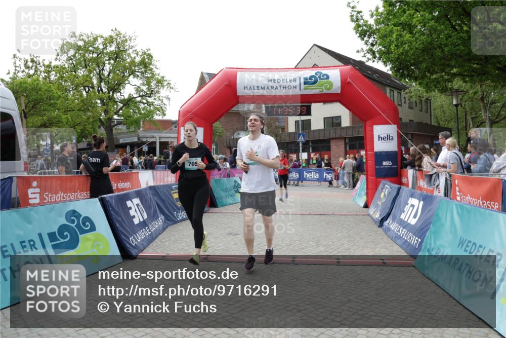 10.05.2026 - 8. Wedeler Halbmarathon Yannick Fuchs http://msf.ph/oto/9716291 10.05.2026 11:35:37 Ziel 705, 706, 727, 785 meine-sportfotos.de