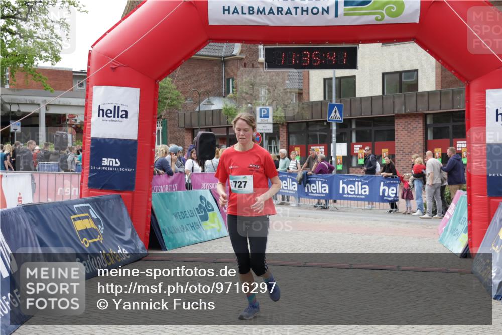 10.05.2026 - 8. Wedeler Halbmarathon Yannick Fuchs http://msf.ph/oto/9716297 10.05.2026 11:35:39 Ziel 705, 706, 727 meine-sportfotos.de