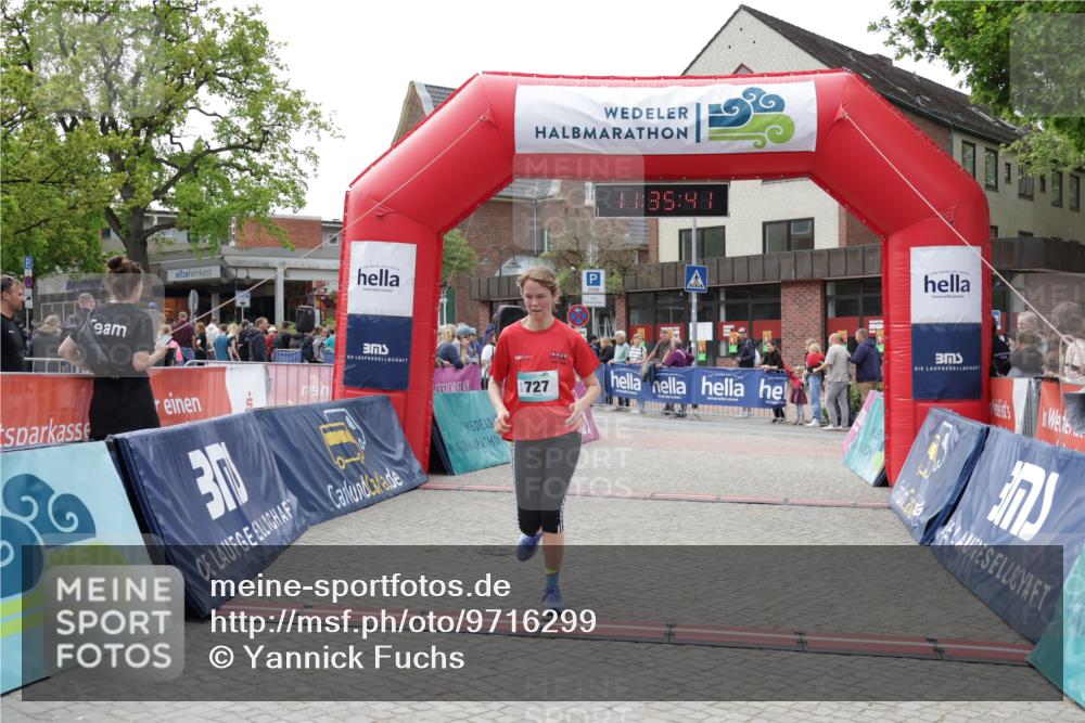 10.05.2026 - 8. Wedeler Halbmarathon Yannick Fuchs http://msf.ph/oto/9716299 10.05.2026 11:35:39 Ziel 705, 706, 727 meine-sportfotos.de