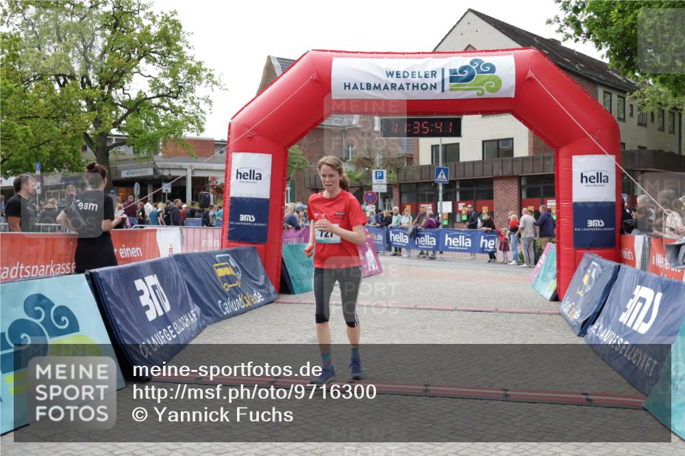 10.05.2026 - 8. Wedeler Halbmarathon Yannick Fuchs http://msf.ph/oto/9716300 10.05.2026 11:35:40 Ziel 705, 706, 727 meine-sportfotos.de
